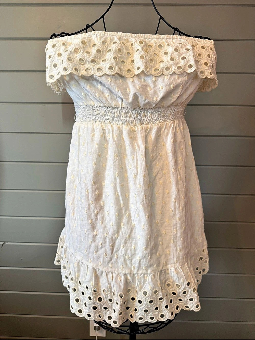 Forever 21 Eyelet Mini Dress in Ivory (Large) Like New